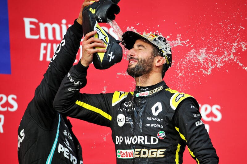 Ricciardo entertains F1 fans with a podium “shuey”